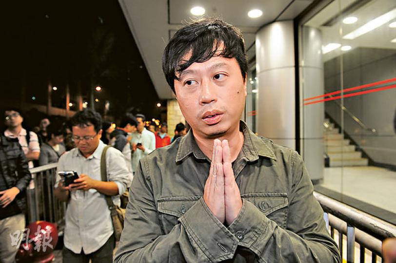 《蘋果日報》攝影記者王俊龍昨日凌晨在北角警署獲准保釋,他獲釋後感激大家關心,多名《蘋果日報》記者在場聲援。(蔡方山攝) 《蘋果日報》攝影記者王俊龍昨日凌晨在北角警署獲准保釋,他獲釋後感激大家關心,多名《蘋果日報》記者在場聲援。(蔡方山攝)