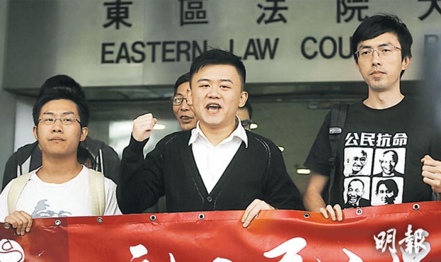 社民連陳德章(中)在庭外稱認為刑期過重,過往有關打記者或毆打遊行者的案件,最終都獲得撤銷控罪或以罰款處理,質疑法庭處理本案時曾考慮政見不同等其他因素。(李紹昌攝) 社民連陳德章(中)在庭外稱認為刑期過重,過往有關打記者或毆打遊行者的案件,最終都獲得撤銷控罪或以罰款處理,質疑法庭處理本案時曾考慮政見不同等其他因素。(李紹昌攝)