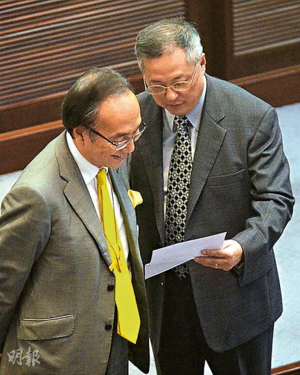 立法會財委會主席張宇人(右)以泛民議員承諾提出不多於500項議案為由,決定不執行早前的「劃線」裁決。圖左為泛民飯盒會召集人梁家傑。(葉家豪攝) 立法會財委會主席張宇人(右)以泛民議員承諾提出不多於500項議案為由,決定不執行早前的「劃線」裁決。圖左為泛民飯盒會召集人梁家傑。(葉家豪攝)