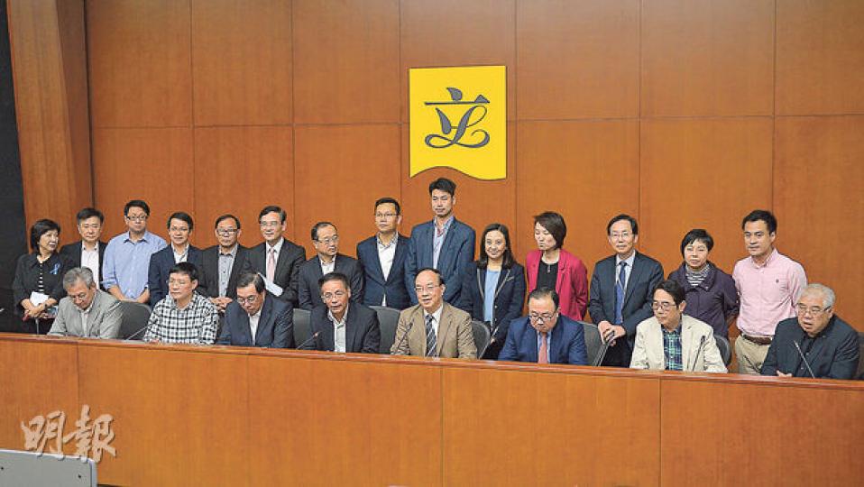 建制派議員昨日發表聯合聲明,表示全力支持警方執法,維護法治,恢復社會秩序,同時呼籲佔領者尊重民意,遵守法院裁決,立即撤離,結束非法佔領。(葉家豪攝) 建制派議員昨日發表聯合聲明,表示全力支持警方執法,維護法治,恢復社會秩序,同時呼籲佔領者尊重民意,遵守法院裁決,立即撤離,結束非法佔領。(葉家豪攝)