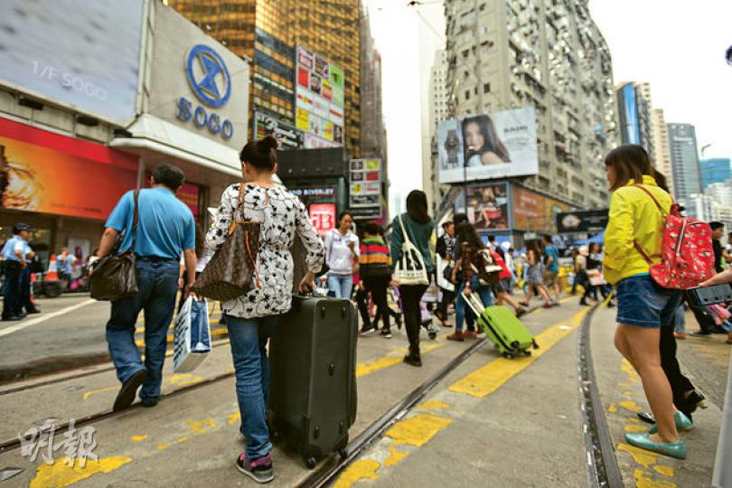 旅發局昨日公布數據,相較去年同期,內地訪港客不跌反升18.3%,由去年10月的341萬升至今年的403萬人,當中自由行人數亦上升12.2%,至259萬人。圖為銅鑼灣購物區。(黃志東攝) 旅發局昨日公布數據,相較去年同期,內地訪港客不跌反升18.3%,由去年10月的341萬升至今年的403萬人,當中自由行人數亦上升12.2%,至259萬人。圖為銅鑼灣購物區。(黃志東攝)