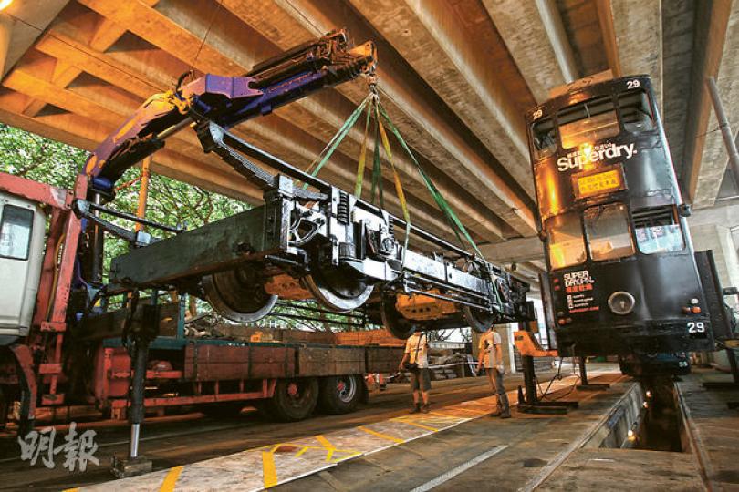 電車公司把電車底架運到西灣河車廠,為滯留在東區、無法返回屈地街車廠進行維修的電車更換,以重新投入服務。(林俊源攝)其中一部滯留在西灣河車廠的電車底架,車輪內圈因長期磨蝕,由18毫米降至9毫米,車輪表面亦變得平坦,若繼續行駛會增加出軌的風險。(林俊源攝) 電車公司把電車底架運到西灣河車廠,為滯留在東區、無法返回屈地街車廠進行維修的電車更換,以重新投入服務。(林俊源攝)其中一部滯留在西灣河車廠的電車底架,車輪內圈因長期磨蝕,由18毫米降至9毫米,車輪表面亦變得平坦,若繼續行駛會增加出軌的風險。(林俊源攝)