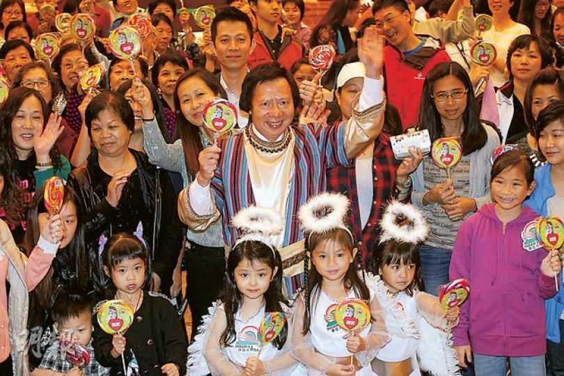 新鴻基地產主席兼董事總經理郭炳江(第二排中)身穿戲服喺魔術劇飾演挪亞,參加挪亞方舟「五餅二魚5周年」盛會,同一班基層市民一齊預祝聖誕。(李紹昌攝) 新鴻基地產主席兼董事總經理郭炳江(第二排中)身穿戲服喺魔術劇飾演挪亞,參加挪亞方舟「五餅二魚5周年」盛會,同一班基層市民一齊預祝聖誕。(李紹昌攝)