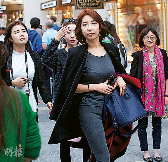 受到冬季季候風影響,本港下周初天氣轉涼,下周四氣溫將降至14℃,女士昨晚趁天氣轉涼,披上長衣上街。(李紹昌攝) 受到冬季季候風影響,本港下周初天氣轉涼,下周四氣溫將降至14℃,女士昨晚趁天氣轉涼,披上長衣上街。(李紹昌攝)
