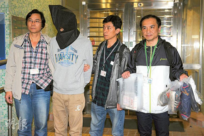 22歲青年疑碌爆卡陷財困,兩度爆竊老友寓所被捕,昨凌晨被探員黑布蒙頭押返將軍澳健明邨寓所搜查。 (蔡方山攝) 22歲青年疑碌爆卡陷財困,兩度爆竊老友寓所被捕,昨凌晨被探員黑布蒙頭押返將軍澳健明邨寓所搜查。 (蔡方山攝)