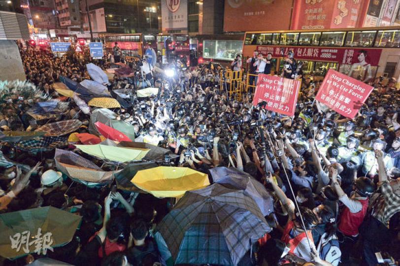 警方於今日凌晨時分,於亞皆老街出動3個移動高台,舉起紅旗,指在場的示威者「非法集結」,要求示威者停止衝擊,否則會使用武力,要求他們離開。(鄧宗弘攝)亞皆老街衝突中,一名警員欲進入人群拘捕一名滋事者,惟被該人逃脫。警員欲離開人群時被其他人攔阻,甚至有人攬抱警員,最後警員拔出警棍揮動解圍,才得以離開。(余俊亮攝)今日凌晨時分,示威者與警員在西洋菜南街發生衝突,防暴警員向示威者施放胡椒噴霧。(鄧宗弘攝) 警方於今日凌晨時分,於亞皆老街出動3個移動高台,舉起紅旗,指在場的示威者「非法集結」,要求示威者停止衝擊,否則會使用武力,要求他們離開。(鄧宗弘攝)亞皆老街衝突中,一名警員欲進入人群拘捕一名滋事者,惟被該人逃脫。警員欲離開人群時被其他人攔阻,甚至有人攬抱警員,最後警員拔出警棍揮動解圍,才得以離開。(余俊亮攝)今日凌晨時分,示威者與警員在西洋菜南街發生衝突,防暴警員向示威者施放胡椒噴霧。(鄧宗弘攝)