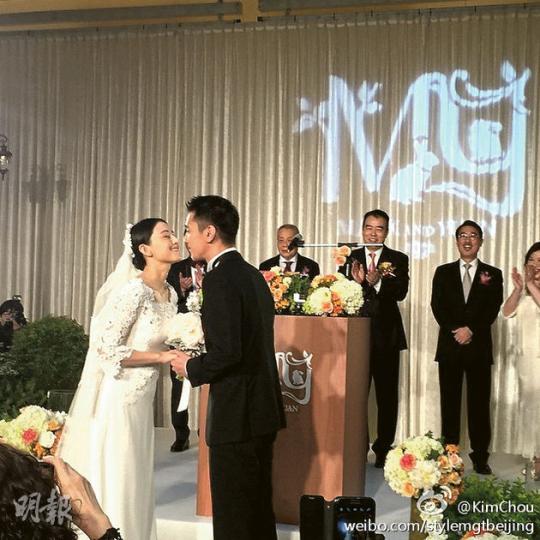 趙又廷與高圓圓得到陳凱歌與雙方家長祝福。(微博圖片) 趙又廷與高圓圓得到陳凱歌與雙方家長祝福。(微博圖片)