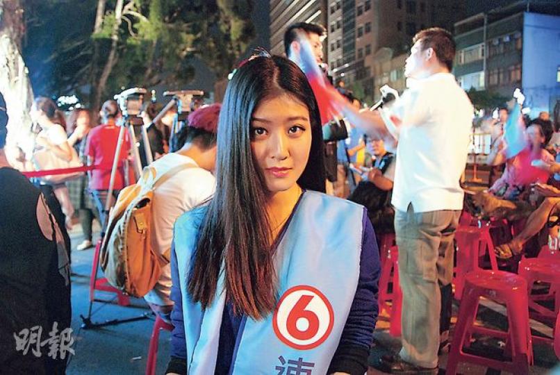 連勝文的支持者、22歲的蕭彣伃,看到連票數落後一臉無奈,雙眼泛着淚光,難掩失落情緒。(蔡志郁攝)柯文哲的支持者邱曼婷神情興奮地說:「這次也是學生開始作主了。太陽花運動讓學生覺醒了。」(蔡志郁攝) 連勝文的支持者、22歲的蕭彣伃,看到連票數落後一臉無奈,雙眼泛着淚光,難掩失落情緒。(蔡志郁攝)柯文哲的支持者邱曼婷神情興奮地說:「這次也是學生開始作主了。太陽花運動讓學生覺醒了。」(蔡志郁攝)