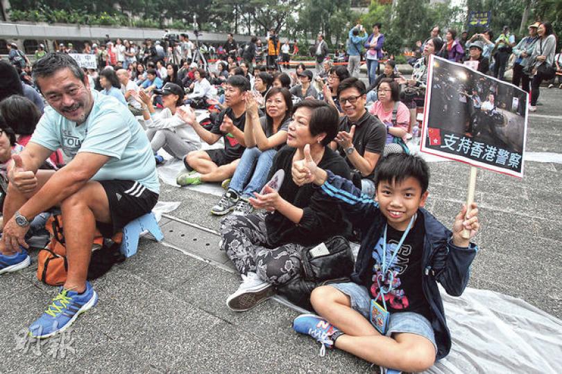 逾百名反佔中者昨在中環遮打花園集會，要求佔領者離開馬路，並高舉支持香港警察的標語。（林俊源攝）