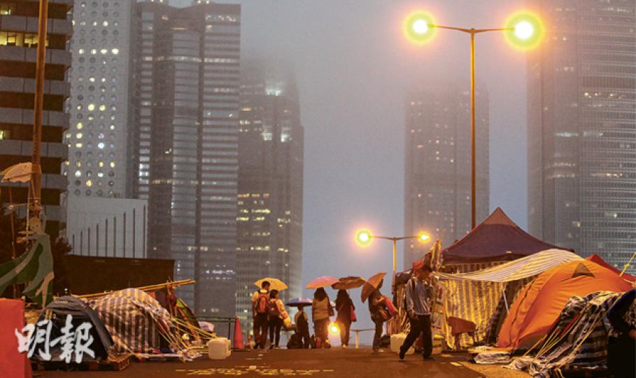 佔領運動的前路仍未明朗，不少巿民在昨晚毛毛細雨下撐傘到金鐘佔領區。學聯及學民今晚在金鐘舉行「對準政權 誓爭民主晚會」，宣布爭取的動向。（林俊源攝）在旺角西洋菜南街與豉油街交界，至昨晚深夜11時許，仍有數以百計巿民聚集，有人舉起黃傘表達爭取真普選訴求。（余俊亮攝）昨凌晨旺角聚集大量人群，警方出動大批配備頭盔的人員駐守，以防人潮湧出馬路。（鄧宗弘攝）