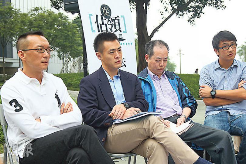 本身為扶貧委員會委員、智經研究中心副主席的華人置業主席劉鳴煒（左二）認同，「做好扶貧」有助減輕青年怨氣。劉昨日到金鐘參與「公民社會聯合行動」的佔中論壇。（林俊源攝）