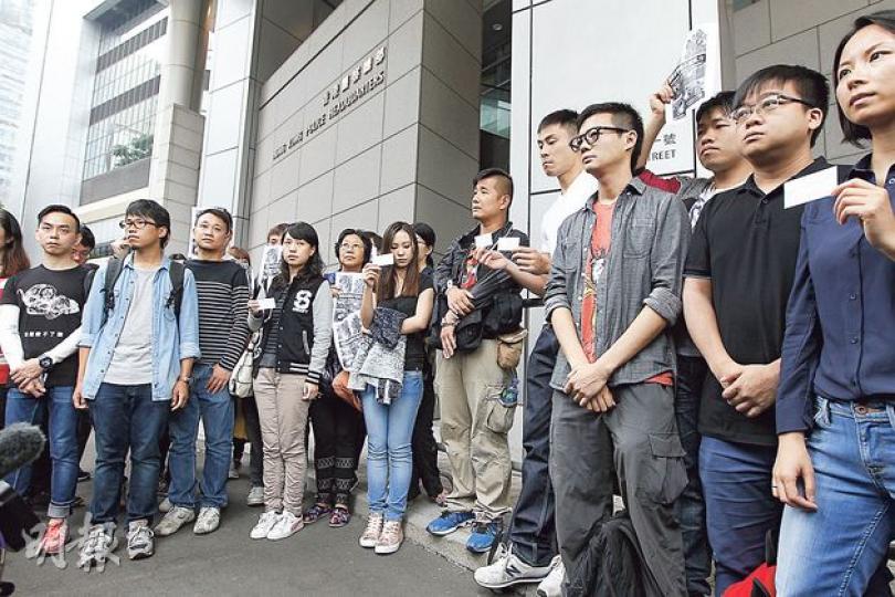 香港記者協會等5個傳媒工會號召新聞從業員,就now新聞台工程人員及《蘋果日報》攝影記者懷疑被粗暴對待事件,昨日到警察總部報案。(李紹昌攝) 香港記者協會等5個傳媒工會號召新聞從業員,就now新聞台工程人員及《蘋果日報》攝影記者懷疑被粗暴對待事件,昨日到警察總部報案。(李紹昌攝)
