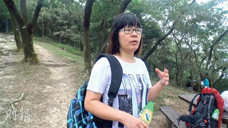 深圳來港的黃小姐對購物不感興趣，卻特意與朋友來港登山遠足，她說，比起深圳的遠足徑，香港山頭的已乾淨得多，因這裏設備完善，公德教育也較充分，但沿途也見到垃圾，希望港人自律，珍惜郊區，勿讓問題惡化。（賴俊傑攝）任職市場策劃公司的吳先生（左一）昨晨與同事一行5人即興上山，因見到不少垃圾，遂沿途檢拾，不久即塞滿多個小膠袋。吳先生說，不是要所有行山客都檢垃圾，但至少要把自己的垃圾帶走，以免污染郊野。 （楊德銘攝）