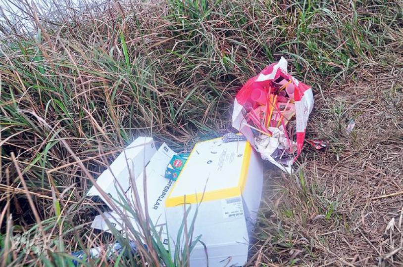 大東山上發現大袋熒光棒及LED閃燈，以及大量食物包裝袋，疑有人上山開派對後遺下。（賴俊傑攝）缺德行山客把大東山山頭的舊石屋當垃圾站，把垃圾從屋頂煙囪扔進屋內，令義工或清潔工人難以清理，容易滋生蚊蟲。（楊德銘攝）
