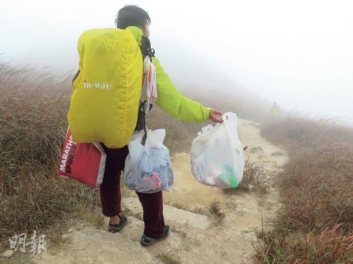 本報兩名記者登上大東山時,不忍見滿地垃圾,遂化身清潔工,轉眼已收集到6大袋垃圾,昨早合力把垃圾帶落山。 (賴俊傑攝) 本報兩名記者登上大東山時,不忍見滿地垃圾,遂化身清潔工,轉眼已收集到6大袋垃圾,昨早合力把垃圾帶落山。 (賴俊傑攝)