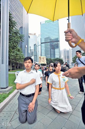 有中學生昨日穿著校服,以邊行邊跪方式圍繞政府總部及金鐘佔領區「苦行」,寓意爭普選的路不易行。(胡景禧攝) 有中學生昨日穿著校服,以邊行邊跪方式圍繞政府總部及金鐘佔領區「苦行」,寓意爭普選的路不易行。(胡景禧攝)