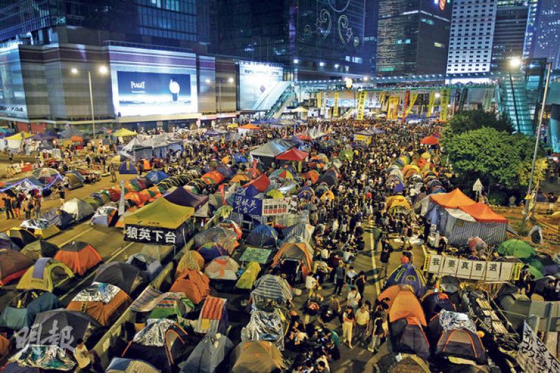 佔領第64日,學聯及學民思潮號召市民再到金鐘集會及參與升級行動,出席者雖不少,但在晚上近8時集會高峰期,人流集中在金鐘海富中心(左上方建築物)一帶,當中路面有不少營帳,而未到中信大廈天橋下面的夏愨道位置(圖下方),已經稀疏。(郭慶輝攝) 佔領第64日,學聯及學民思潮號召市民再到金鐘集會及參與升級行動,出席者雖不少,但在晚上近8時集會高峰期,人流集中在金鐘海富中心(左上方建築物)一帶,當中路面有不少營帳,而未到中信大廈天橋下面的夏愨道位置(圖下方),已經稀疏。(郭慶輝攝)