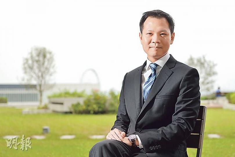 佔領運動在法律界引發法治的爭論,立法會法律界議員郭榮鏗說,單以有人參加佔領便指法治受衝擊,是以偏概全。他又指出,「年輕律師,十個中有九個半支持學生」,指佔中法律支援隊會一直運作,不會因佔中三子自首而停頓。(黃志東攝) 佔領運動在法律界引發法治的爭論,立法會法律界議員郭榮鏗說,單以有人參加佔領便指法治受衝擊,是以偏概全。他又指出,「年輕律師,十個中有九個半支持學生」,指佔中法律支援隊會一直運作,不會因佔中三子自首而停頓。(黃志東攝)