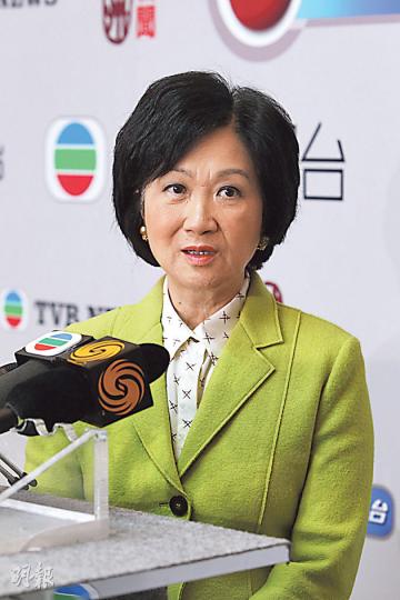 新民黨主席葉劉淑儀昨接受無綫節目《講清講楚》訪問,稱學生爭取真普選是人云亦云,又點名批評學聯秘書長周永康經常遲到,不懂組織自己。(林俊源攝) 新民黨主席葉劉淑儀昨接受無綫節目《講清講楚》訪問,稱學生爭取真普選是人云亦云,又點名批評學聯秘書長周永康經常遲到,不懂組織自己。(林俊源攝)