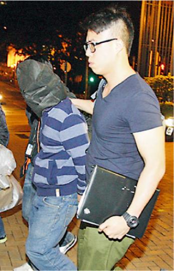 警方昨早先在屯門福亨村發現涉案車輛,拘捕一名53歲男子,檢走懷疑他犯案時所穿衣物。 (伍浦鋒攝)重案組探員在元朗大旗嶺一村屋拘捕55歲男子,相信他參與放置「鴨皮炸彈」,懷疑有人企圖利用爆炸品捕食野豬。(伍浦鋒攝) 警方昨早先在屯門福亨村發現涉案車輛,拘捕一名53歲男子,檢走懷疑他犯案時所穿衣物。 (伍浦鋒攝)重案組探員在元朗大旗嶺一村屋拘捕55歲男子,相信他參與放置「鴨皮炸彈」,懷疑有人企圖利用爆炸品捕食野豬。(伍浦鋒攝)