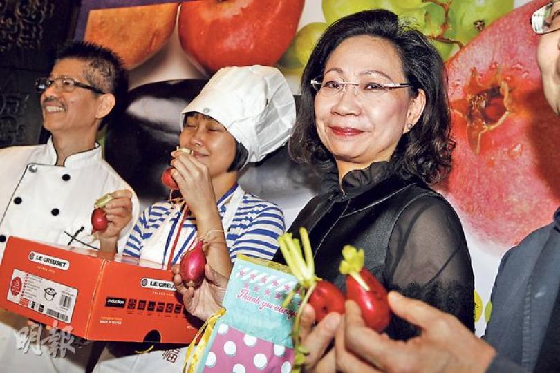 特首夫人唐青儀(右)將喺禮賓府自家種植嘅小蘿蔔,送畀參加惜食行動嘅朋友。(李紹昌攝) 特首夫人唐青儀(右)將喺禮賓府自家種植嘅小蘿蔔,送畀參加惜食行動嘅朋友。(李紹昌攝)