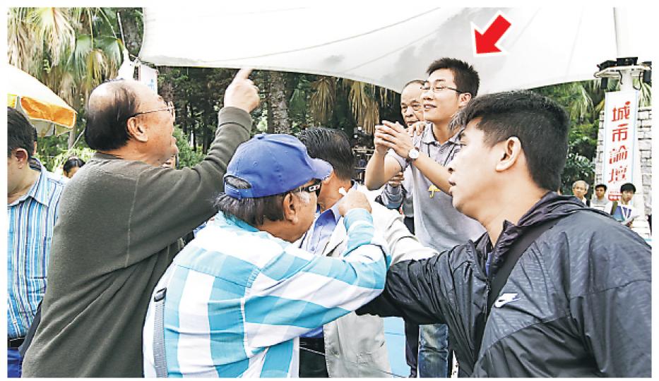 社民連黃浩銘(箭嘴示)出席《城市論壇》,大批「維園阿伯」喺外圍招呼佢,不斷鬧佢係暴民,又以粗口辱罵,黃浩銘無有怕,節目開始前就行去同班伯伯「打招呼」。(李紹昌攝) 社民連黃浩銘(箭嘴示)出席《城市論壇》,大批「維園阿伯」喺外圍招呼佢,不斷鬧佢係暴民,又以粗口辱罵,黃浩銘無有怕,節目開始前就行去同班伯伯「打招呼」。(李紹昌攝)