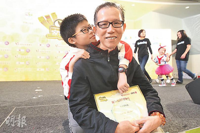 蘇國才經常帶11歲兒子蘇炳坤到運動場跑步,除了磨練兒子的志氣及毅力,更希望讓他明白跌倒並不要緊,最重要是能重新站起來。(林俊源攝) 蘇國才經常帶11歲兒子蘇炳坤到運動場跑步,除了磨練兒子的志氣及毅力,更希望讓他明白跌倒並不要緊,最重要是能重新站起來。(林俊源攝)