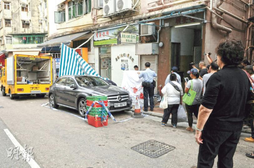 29歲男子從大廈天台躍下,着地前壓毁一個簷篷,其間一名印尼籍女傭遭簷篷組件擊傷,男子則當場頭爆死亡。(鍾炳然攝) 29歲男子從大廈天台躍下,着地前壓毁一個簷篷,其間一名印尼籍女傭遭簷篷組件擊傷,男子則當場頭爆死亡。(鍾炳然攝)