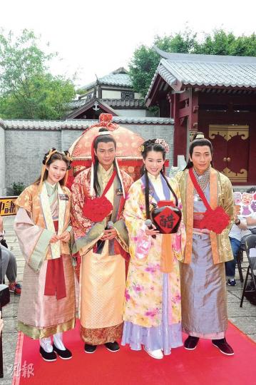 岑麗香(左起)、羅仲謙、胡杏兒及吳卓羲一身古裝扮相為新劇宣傳造勢。(攝影/記者:陳釗) 岑麗香(左起)、羅仲謙、胡杏兒及吳卓羲一身古裝扮相為新劇宣傳造勢。(攝影/記者:陳釗)