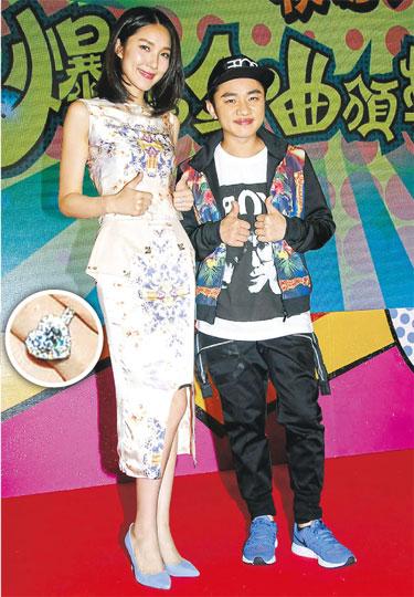 李亞男昨晚戴上4卡求婚戒指出席活動,王祖藍則透露婚後想先過二人世界。(攝影:孫華中)萬綺雯(左)與郭晉安(右)這對好拍檔落力為劇集宣傳,希望大結局收視有好成績。(攝影:孫華中)家燕姐(右)笑言不敢帶情人去王祖藍(左)婚宴,怕情人會即場求婚。(攝影:孫華中)林盛斌(左)與陳嘉佳(右)大跳貼身舞及咀嘴搞氣氛。(攝影:孫華中) 李亞男昨晚戴上4卡求婚戒指出席活動,王祖藍則透露婚後想先過二人世界。(攝影:孫華中)萬綺雯(左)與郭晉安(右)這對好拍檔落力為劇集宣傳,希望大結局收視有好成績。(攝影:孫華中)家燕姐(右)笑言不敢帶情人去王祖藍(左)婚宴,怕情人會即場求婚。(攝影:孫華中)林盛斌(左)與陳嘉佳(右)大跳貼身舞及咀嘴搞氣氛。(攝影:孫華中)
