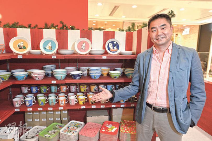 BENELIC董事、來自日本的計良光利指出,尖沙嘴姆明餐廳將與精品店同日啟業,並會售賣多款來自芬蘭的周邊產品。(葉家豪攝)客人於姆明餐廳用膳後,更可到旁邊的精品店購買食材、食具等各類紀念品。(葉家豪攝) BENELIC董事、來自日本的計良光利指出,尖沙嘴姆明餐廳將與精品店同日啟業,並會售賣多款來自芬蘭的周邊產品。(葉家豪攝)客人於姆明餐廳用膳後,更可到旁邊的精品店購買食材、食具等各類紀念品。(葉家豪攝)