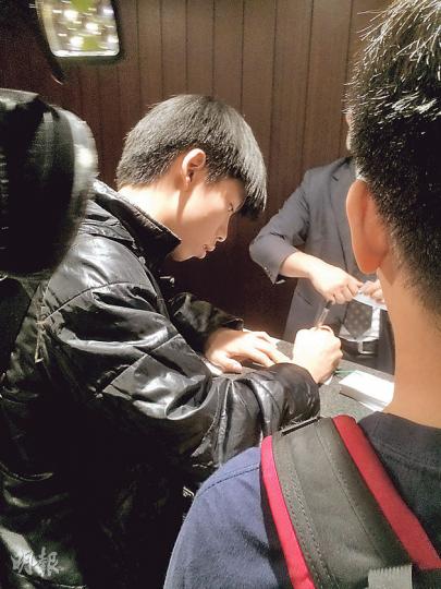 學民召集人黃之鋒前晚喺金鐘發生衝突前簽到入立法會,之後上咗10樓,嗰度係社民連梁國雄嘅議員辦事處。(張煒明攝) 學民召集人黃之鋒前晚喺金鐘發生衝突前簽到入立法會,之後上咗10樓,嗰度係社民連梁國雄嘅議員辦事處。(張煒明攝)