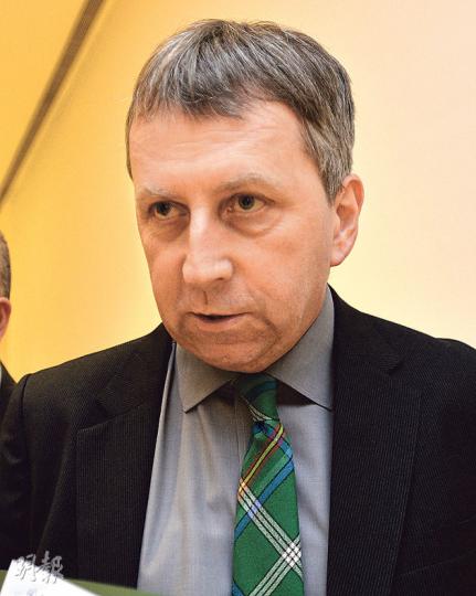 港大校長馬斐森昨稱,對前晚示威演變成暴力衝突感到失望和傷心(sad),譴責任何一方使用暴力,期望各方克制。(葉家豪攝) 港大校長馬斐森昨稱,對前晚示威演變成暴力衝突感到失望和傷心(sad),譴責任何一方使用暴力,期望各方克制。(葉家豪攝)
