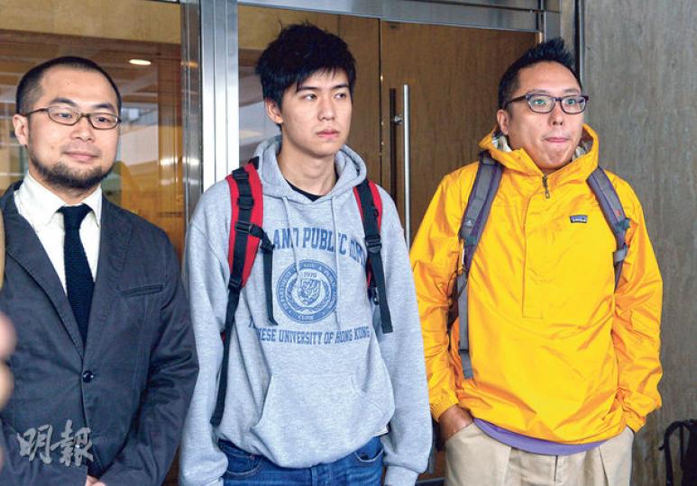 其中3名被告張家恒(左起)、岑敖暉及譚得志昨向高院申請更改保釋條件,譚得志表示對裁決不樂觀,又指若法官拒絕申請,他們自然會有應付方法,包括發起不斷到油麻地、佐敦等地區「報佳音」,人多時或需坐出馬路,但強調會守法。前晚徹夜未眠的岑敖暉則疲態盡現,在庭上多次睡覺。(劉焌陶攝) 其中3名被告張家恒(左起)、岑敖暉及譚得志昨向高院申請更改保釋條件,譚得志表示對裁決不樂觀,又指若法官拒絕申請,他們自然會有應付方法,包括發起不斷到油麻地、佐敦等地區「報佳音」,人多時或需坐出馬路,但強調會守法。前晚徹夜未眠的岑敖暉則疲態盡現,在庭上多次睡覺。(劉焌陶攝)