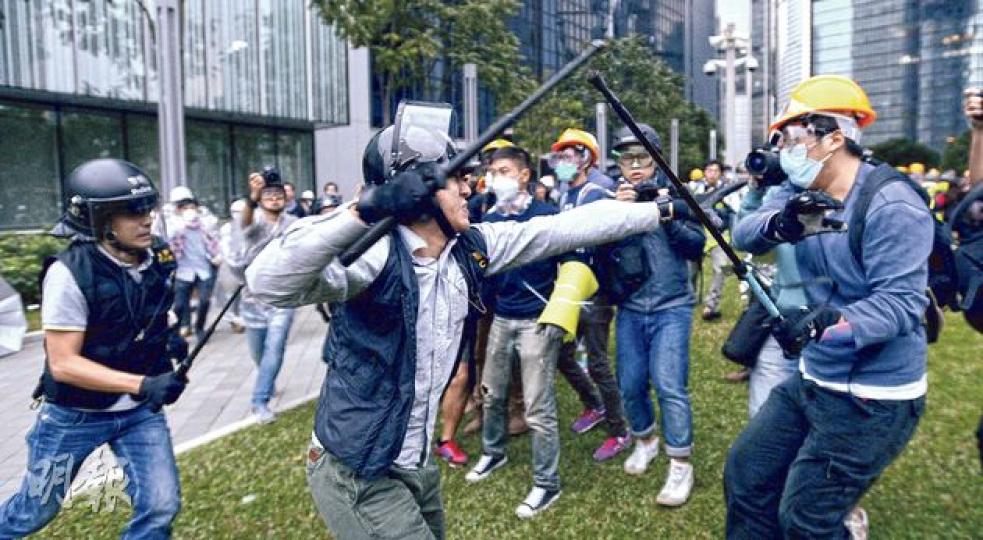 示威者與警方前晚爆發的衝突延續到昨日早上,添馬公園內,有持長棍的示威者(右)與持警棍的警員(左)對峙。(余俊亮攝)昨晨在金鐘海富中心,一名休班警員倒在地上,與一名市民扭作一團,另有示威者拉扯該休班警員右腿。(余俊亮攝)示威者昨晨一度用鐵馬等雜物,堵塞金鐘海富中心對出的扶手電梯。(余俊亮攝)警方向佔領者使用警棍,有佔領者被扑至頭破血流,圖中顯示警員以警棍向着佔領者沒有盾牌保護的腿部攻擊,亦有警員衝到救護站以警棍攻擊傷者。(李澤彤攝)有佔領者戴着頭盔、眼罩和口罩,手持以紙皮和木板製成的盾牌。(余俊亮 示威者與警方前晚爆發的衝突延續到昨日早上,添馬公園內,有持長棍的示威者(右)與持警棍的警員(左)對峙。(余俊亮攝)昨晨在金鐘海富中心,一名休班警員倒在地上,與一名市民扭作一團,另有示威者拉扯該休班警員右腿。(余俊亮攝)示威者昨晨一度用鐵馬等雜物,堵塞金鐘海富中心對出的扶手電梯。(余俊亮攝)警方向佔領者使用警棍,有佔領者被扑至頭破血流,圖中顯示警員以警棍向着佔領者沒有盾牌保護的腿部攻擊,亦有警員衝到救護站以警棍攻擊傷者。(李澤彤攝)有佔領者戴着頭盔、眼罩和口罩,手持以紙皮和木板製成的盾牌。(余俊亮