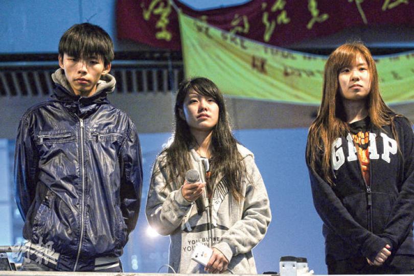 圍堵政府總部失敗後,學民思潮昨晚10時宣布發起絕食行動,包括召集人黃之鋒在內3名成員,即時開始無限期絕食,希望向政府施壓,要求中央撤回人大常委會8.31的決定,與特區政府重啟政改對話。不過,學聯表明不會參與絕食,並稱現階段絕食達不到足夠效果。絕食3人分別為18歲的公開大學學生黃之鋒(左起)、17歲的高中生黃子悅及18歲的浸會大學學生盧彥慧。他們在台上宣讀絕食宣言,並向父母致歉。黄子悅宣讀宣言時說:「我們不是在浪費青春,為了香港這片土地,一個我們深愛的地方,我們甘願以青春在香港的民主進程上作賭注。 圍堵政府總部失敗後,學民思潮昨晚10時宣布發起絕食行動,包括召集人黃之鋒在內3名成員,即時開始無限期絕食,希望向政府施壓,要求中央撤回人大常委會8.31的決定,與特區政府重啟政改對話。不過,學聯表明不會參與絕食,並稱現階段絕食達不到足夠效果。絕食3人分別為18歲的公開大學學生黃之鋒(左起)、17歲的高中生黃子悅及18歲的浸會大學學生盧彥慧。他們在台上宣讀絕食宣言,並向父母致歉。黄子悅宣讀宣言時說:「我們不是在浪費青春,為了香港這片土地,一個我們深愛的地方,我們甘願以青春在香港的民主進程上作賭注。