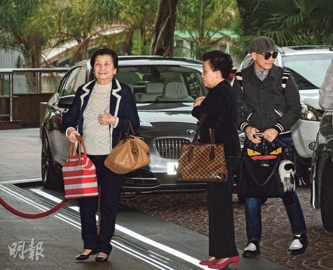 蘇永康（右）陪住母親（左）及阿姨（中）到酒店為今天的婚事打點。（攝影/記者：黃梓烜）蘇永康（右）悉心照顧女友馮翠珊（左）與未來外母（中）。（攝影/記者：黃梓烜）