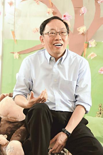 資深傳媒人吳志森 (胡景禧攝)吳志森和兩個女兒都不盲目追隨潮流,使用「不死」的Nokia手機很長時間,近兩年才一起轉用智能手機。 (胡景禧攝) 資深傳媒人吳志森 (胡景禧攝)吳志森和兩個女兒都不盲目追隨潮流,使用「不死」的Nokia手機很長時間,近兩年才一起轉用智能手機。 (胡景禧攝)