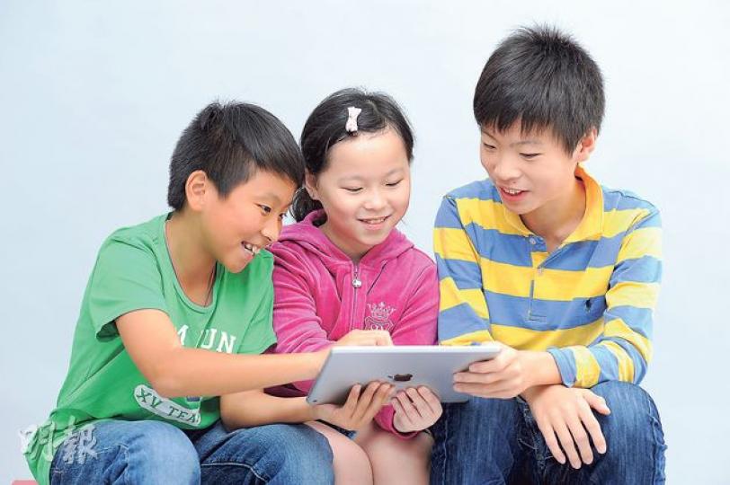 電子產品 用得其所 (胡景禧攝)學童使用電子產品學習是大勢所趨,但要用得其所,專家認為家長的身教十分重要。(胡景禧攝)不少家長均擔心子女沉迷使用電子產品,會減少閱讀時間。(胡景禧攝)香港理工大學研究發現,玩手機時間愈長,無論睡眠時間及質素均會明顯影響。(胡景禧攝)立法會議員范國威 (胡景禧攝)註冊遊戲治療師理盧幼慈 (胡景禧攝)(胡景禧攝) 電子產品 用得其所 (胡景禧攝)學童使用電子產品學習是大勢所趨,但要用得其所,專家認為家長的身教十分重要。(胡景禧攝)不少家長均擔心子女沉迷使用電子產品,會減少閱讀時間。(胡景禧攝)香港理工大學研究發現,玩手機時間愈長,無論睡眠時間及質素均會明顯影響。(胡景禧攝)立法會議員范國威 (胡景禧攝)註冊遊戲治療師理盧幼慈 (胡景禧攝)(胡景禧攝)
