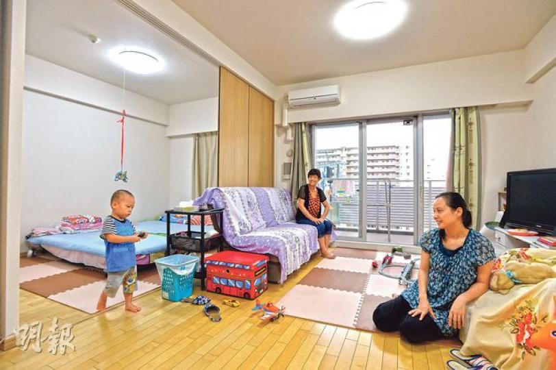章女士(圖右一)認為,在東京買樓性價比高,他們的房子空間闊落,廁所與浴室獨立,可實現「乾濕分離」。(余俊亮攝)(余俊亮攝) 章女士(圖右一)認為,在東京買樓性價比高,他們的房子空間闊落,廁所與浴室獨立,可實現「乾濕分離」。(余俊亮攝)(余俊亮攝)