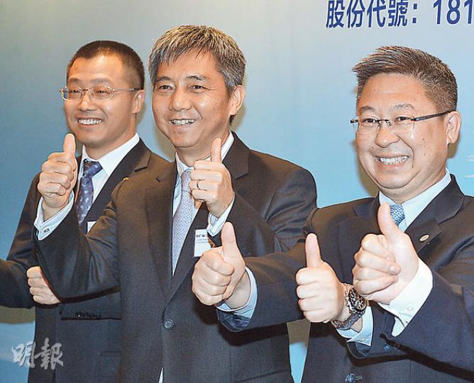 中廣核招股反應相當熱烈,更成為歷來凍資榜的第8位,估計董事長張善明(右一)會相當高興,更有機會以上限每股2.78元定價。(劉焌陶攝) 中廣核招股反應相當熱烈,更成為歷來凍資榜的第8位,估計董事長張善明(右一)會相當高興,更有機會以上限每股2.78元定價。(劉焌陶攝)
