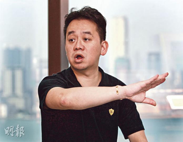 紀惠集團副主席廖偉麟接受訪問時指出,今年第四季積極出貨,套現約8億元,可謂個人投資「收成期」,套現後將斥10至12億元物色投資項目,首選商場舖及乙廈。(李紹昌攝) 紀惠集團副主席廖偉麟接受訪問時指出,今年第四季積極出貨,套現約8億元,可謂個人投資「收成期」,套現後將斥10至12億元物色投資項目,首選商場舖及乙廈。(李紹昌攝)