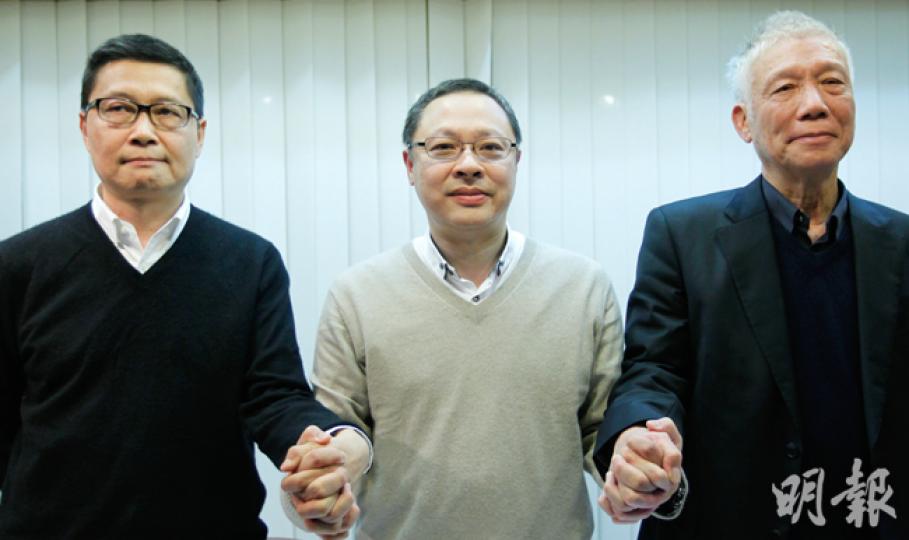 佔中三子陳健民(左起)、戴耀廷、朱耀明昨宣布今到中區警署自首。他們以佔領者安全為由,呼籲學生撤離,把運動轉化至社區「深耕細作」。戴耀廷承認,這僅是三子對形勢的判斷,但認為爭取民主不爭朝夕。(郭慶輝攝) 佔中三子陳健民(左起)、戴耀廷、朱耀明昨宣布今到中區警署自首。他們以佔領者安全為由,呼籲學生撤離,把運動轉化至社區「深耕細作」。戴耀廷承認,這僅是三子對形勢的判斷,但認為爭取民主不爭朝夕。(郭慶輝攝)