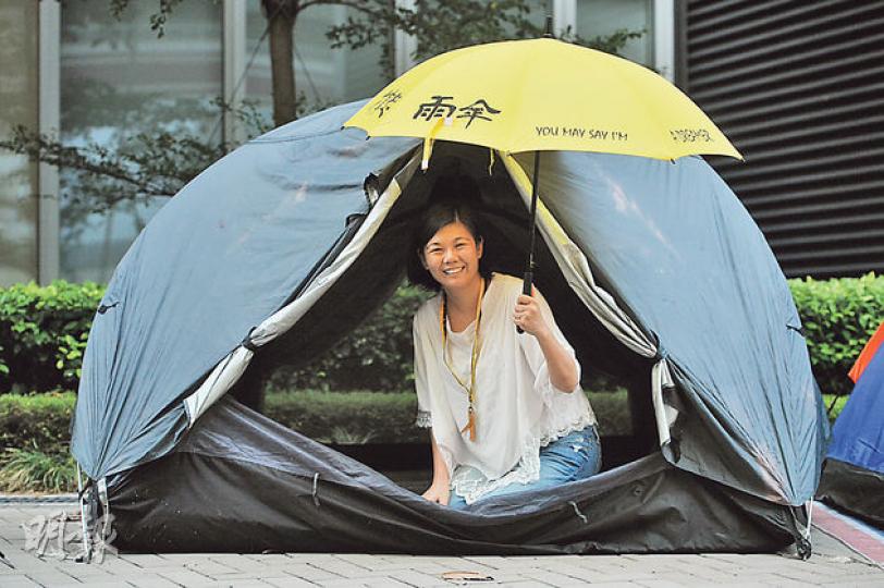 參與佔領運動期間,本身為社工的王惠芬在佔領現場與年輕人傾談輔導,以紓緩各人的「失落感」,在同一黃傘下分享爭取民主的感想。(胡景禧攝) 參與佔領運動期間,本身為社工的王惠芬在佔領現場與年輕人傾談輔導,以紓緩各人的「失落感」,在同一黃傘下分享爭取民主的感想。(胡景禧攝)