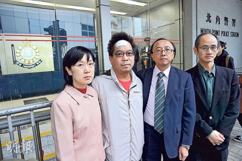 港大教授Dr Patrick H. Toy(中)昨獲警方無條件釋放,由妻子(左)、代表律師張達明(右)等陪同離開北角警署,他額頭仍貼着紗布,稱對被帶署感驚訝。(葉家豪攝) 港大教授Dr Patrick H. Toy(中)昨獲警方無條件釋放,由妻子(左)、代表律師張達明(右)等陪同離開北角警署,他額頭仍貼着紗布,稱對被帶署感驚訝。(葉家豪攝)