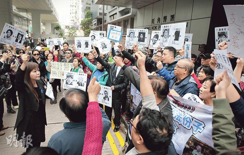 撐警大聯盟昨召集約60人到旺角警署外聚集喊口號支持警方執法,發言人李偲嫣(前左)呼籲佔領者盡快撤離,不要令警員受傷。(李澤彤攝)經民聯立法會議員梁美芬(前)和油尖旺區議員莊永燦(後)昨批評示威者發起到旺角「鳩嗚」(購物),行為「無賴」,令區內商戶生意大跌。(鄧宗弘攝) 撐警大聯盟昨召集約60人到旺角警署外聚集喊口號支持警方執法,發言人李偲嫣(前左)呼籲佔領者盡快撤離,不要令警員受傷。(李澤彤攝)經民聯立法會議員梁美芬(前)和油尖旺區議員莊永燦(後)昨批評示威者發起到旺角「鳩嗚」(購物),行為「無賴」,令區內商戶生意大跌。(鄧宗弘攝)