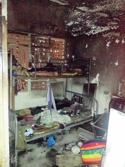 富昌邨一單位昨晨有人開煤氣自殺,其妻返家疑關掉爐具時不慎引致搶火,警方昨晚解封火警現場後,只見肇事單位付諸一炬,家俬電器等嚴重焚毁。(伍浦鋒攝) 富昌邨一單位昨晨有人開煤氣自殺,其妻返家疑關掉爐具時不慎引致搶火,警方昨晚解封火警現場後,只見肇事單位付諸一炬,家俬電器等嚴重焚毁。(伍浦鋒攝)