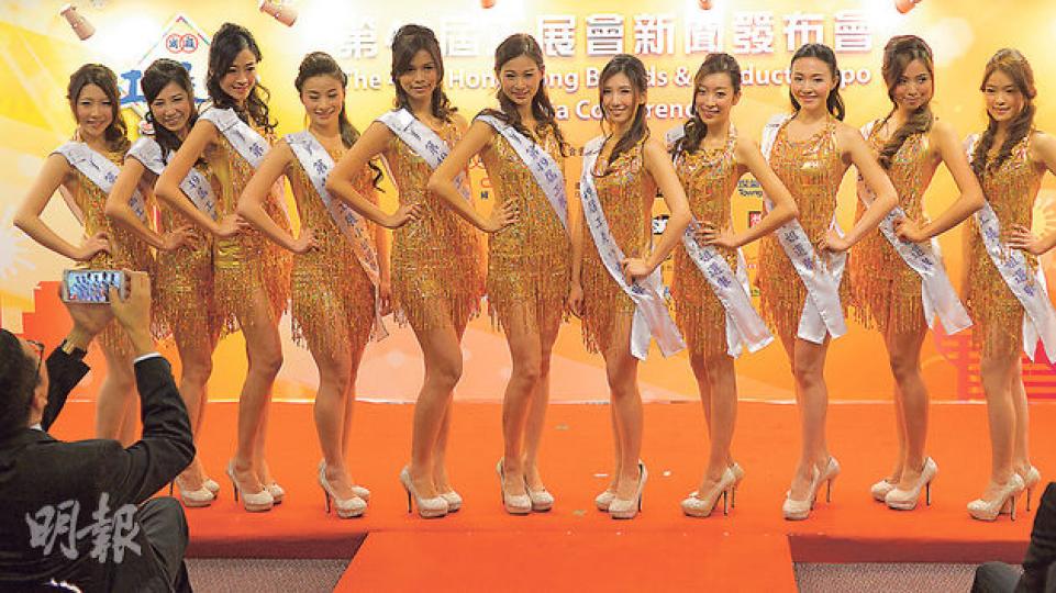 工展會繼續有工展小姐選舉環節,昨日記者會上率先投票選出「最合眼緣獎」,由代表深偉國際的1號佳麗張殷慈(左一)奪得。(葉家豪攝)參展商美的將於工展會首日於現場推出3部1元纖巧型分體式冷氣機。美的市場部總監劉健揚(右)表示,今年宣傳和優惠更多,估計銷情可較去年增加一半。(葉家豪攝)(明報製圖) 工展會繼續有工展小姐選舉環節,昨日記者會上率先投票選出「最合眼緣獎」,由代表深偉國際的1號佳麗張殷慈(左一)奪得。(葉家豪攝)參展商美的將於工展會首日於現場推出3部1元纖巧型分體式冷氣機。美的市場部總監劉健揚(右)表示,今年宣傳和優惠更多,估計銷情可較去年增加一半。(葉家豪攝)(明報製圖)
