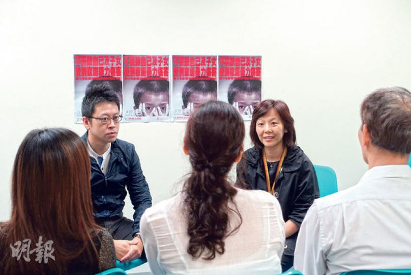 社署施虐者輔導計劃社會工作主任林家駒(後排左)表示,參與小組輔導的施暴者逾半曾歷家暴,兒時親睹家暴的(前排左起)阿霞、阿麗及阿成,長大後亦成為施暴者。(陳顥之攝) 社署施虐者輔導計劃社會工作主任林家駒(後排左)表示,參與小組輔導的施暴者逾半曾歷家暴,兒時親睹家暴的(前排左起)阿霞、阿麗及阿成,長大後亦成為施暴者。(陳顥之攝)