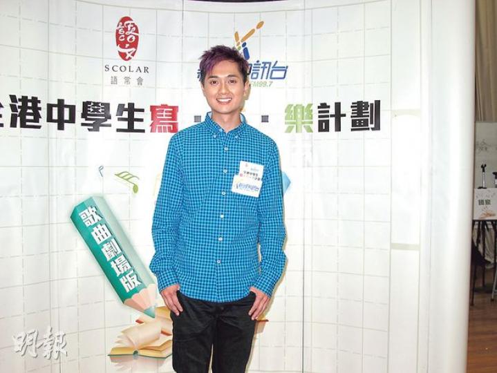 從加拿大回流香港的鄭俊弘直認中文差,如果要為歌曲填詞,寫英文詞比寫中文詞有信心得多。(攝影/記者﹕林蘊兒) 從加拿大回流香港的鄭俊弘直認中文差,如果要為歌曲填詞,寫英文詞比寫中文詞有信心得多。(攝影/記者﹕林蘊兒)